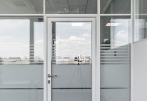 Двери VITRAGE I,II в проекте Проект Nayada по установке стеклянных перегородок в ООО Логопарк Сколково